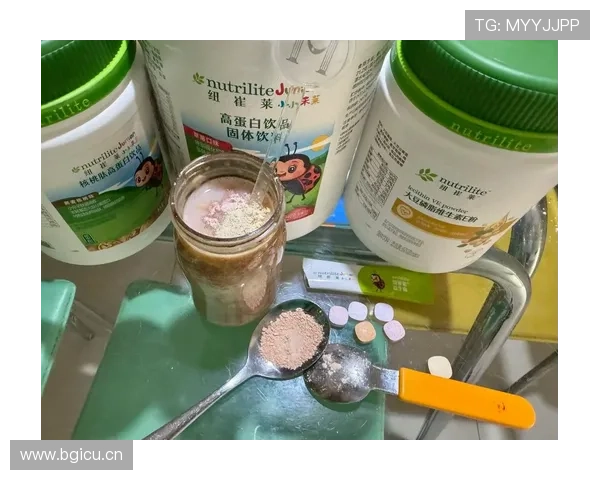 杨力维家的冰箱里居然塞满了蛋白粉和冰块，连瓶可乐都找不到