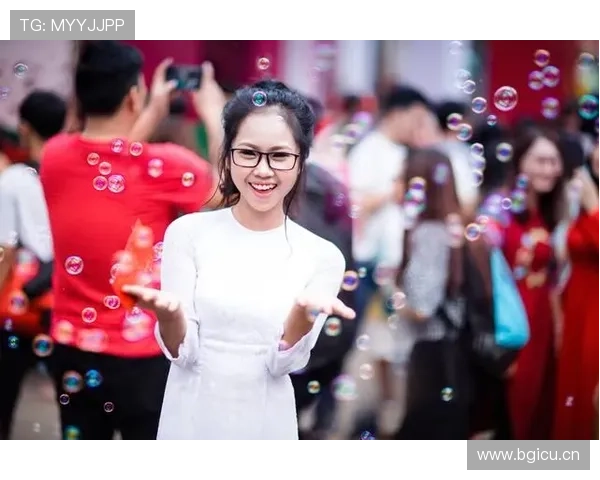 谢杏芳发的那张家常照，咖啡桌、名牌包和落地窗一摆，我瞬间回到打工人现实